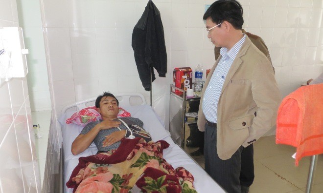 Lãnh đạo huyện Ia Grai thăm anh Tuấn tại bệnh viện.