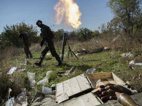 Lực lượng ly khai bắn súng cối về phía quân Ukraine gần sân bay ở thành phố Donetsk. (Nguồn: AP)