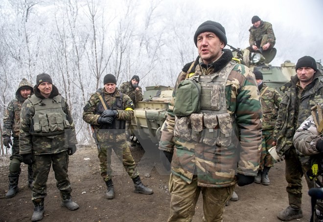 Binh sĩ Ukraine nghỉ ngơi trên một tuyến đường ở Svitlodarsk, gần Debaltseve ngày 15/2, sau khi lệnh ngừng bắn có hiệu lực. (Nguồn: AFP/TTXVN)
