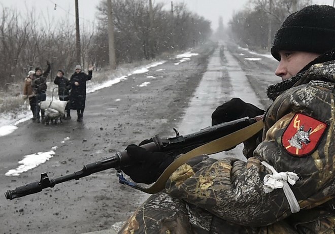 Người dân vẫy chào một tay súng ly khai ở Uglegorsk cách Debaltsevo 6km, ngày 9/2. (Nguồn: AFP)