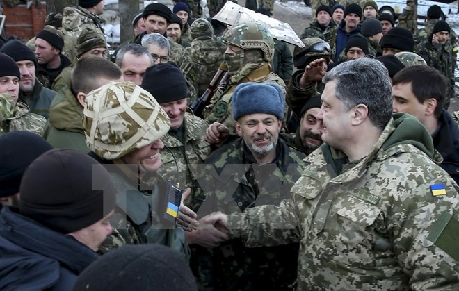 Tổng thống Ukraine Petro Poroshenko (trái) thăm và động viên binh sỹ chính phủ tại Artemivsk, Donetsk. Nguồn: AFP/TTXVN