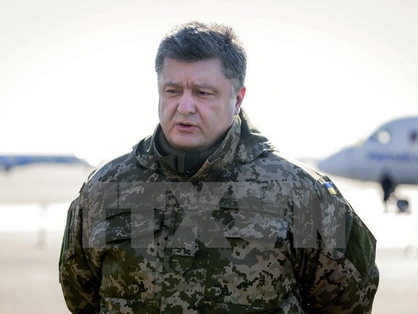 Tổng thống Petro Poroshenko tuyên bố về tình hình Debaltsevo tại sân bay Kiev ngày 18/2. (Ảnh: AFP/TTXVN phát)