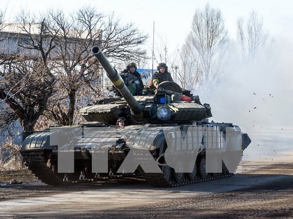 Xe tăng quân đội Ukraine tại thị trấn Debaltsevo, khu vực Donetsk ngày 13/2. (Nguồn: AFP/TTXVN)
