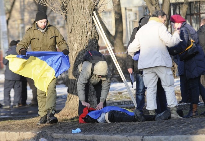Hiện trường vụ đánh bom tại Kharkov hôm 22/2. (Ảnh: AP)