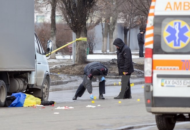 Cảnh sát điều tra tại hiện trường vụ nổ khiến 12 người thương vong. (Nguồn: AFP/TTXVN)