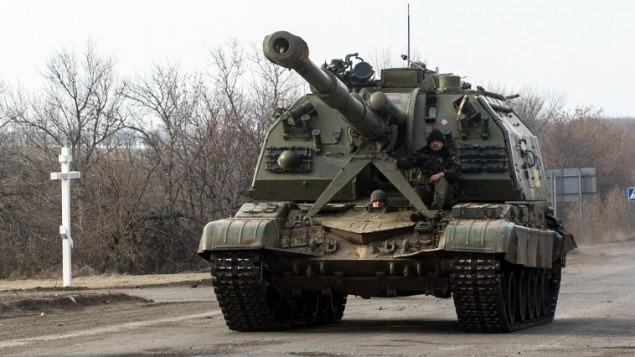 Pháo tự hành của quân chính phủ Ukraine di chuyển gần thị trấn Debaltsevo, phía Đông Ukraine. (Ảnh: AFP)