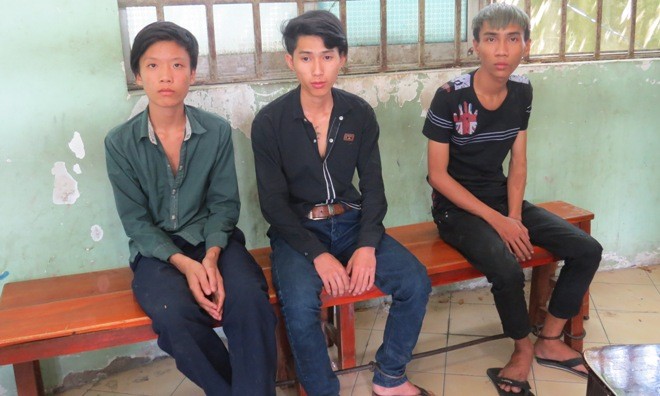 Từ trái qua Thanh, Thuận, Nhân bị bắt tại cơ công an