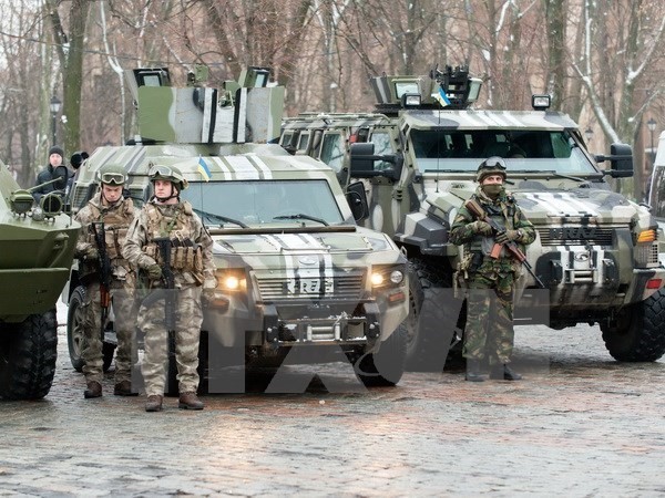 Các đơn vị cảnh sát và vệ binh quốc gia Ukraine tuần tra trên các đường phố ở Kharkov. (Nguồn: AFP/TTXVN)