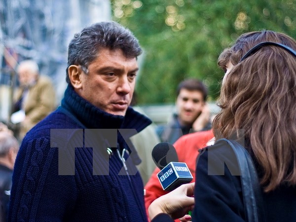 Cựu Phó Thủ tướng Nga Boris Nemtsov (trái) tại lễ tưởng niệm một nhà báo Nga ở Moskva ngày 7/10/2009. (Nguồn: AFP/TTXVN)