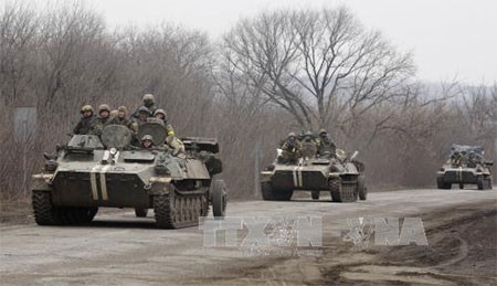 Xe quân sự Ukraine rút khỏi giới tuyến ở thành phố miền đông Artemivsk, Donetsk, ngày 26/2. Ảnh: TTXVN