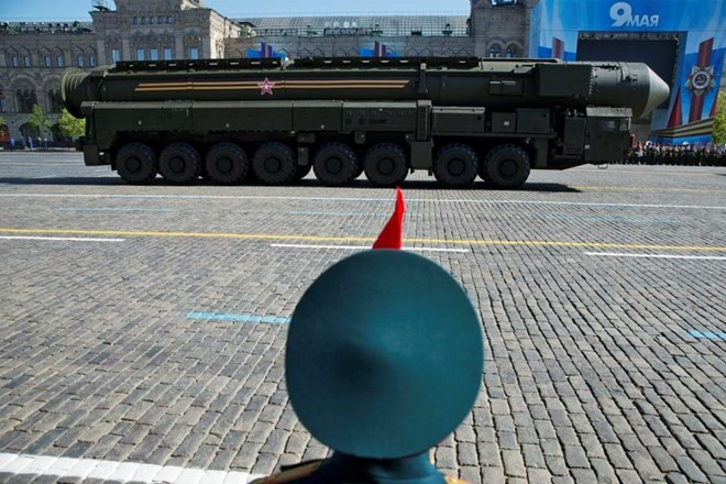 Tên lửa đạn đạo liên lục địa Topol-M của quân đội Nga trong một cuộc diễu binh. (Ảnh: AP)
