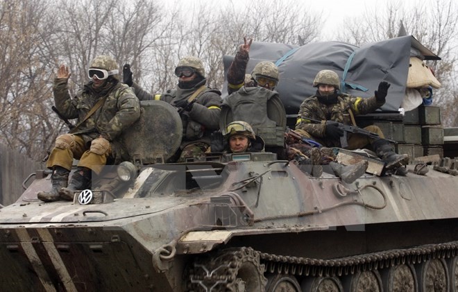 Xe quân sự Ukraine rút khỏi giới tuyến ở thành phố miền đông Artemivsk, Donetsk, ngày 26/2. (Ảnh: AFP/TTXVN)