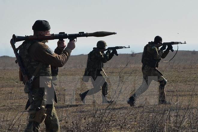 Lực lượng tình nguyện Ukraine huấn luyện quân sự tại thành phố Mariupol. (Nguồn: AFP/TTXVN)