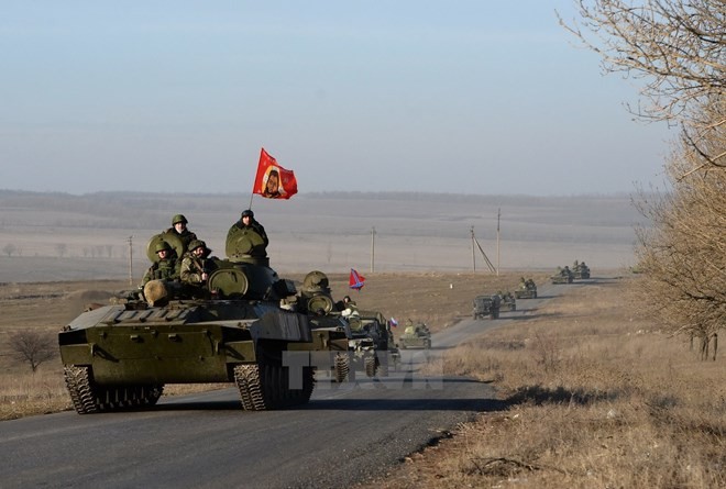 Lực lượng li khai miền đông tại khu vực giới tuyến gần thành phố Starobeshevo, vùng Donetsk ngày 25/2. (Nguồn: AFP/TTXVN)