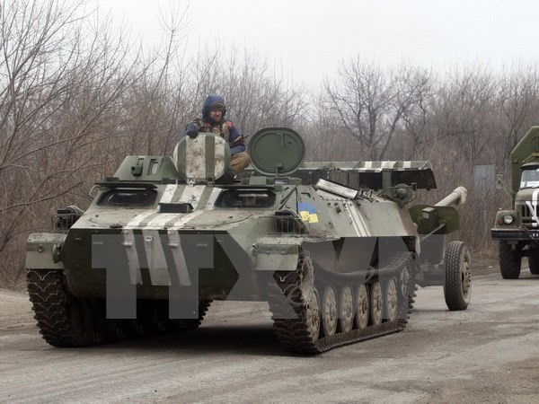 Xe quân sự Ukraine rút khỏi giới tuyến ở thành phố miền đông Artemivsk, Donetsk. (Nguồn: AFP/TTXVN)