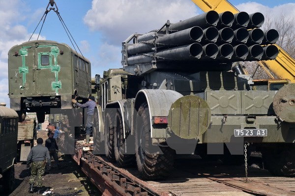 Binh sỹ Ukraine chất vũ khí lên tàu hỏa để chuyển khỏi thành phố Artemivsk thuộc khu vực Donetsk ở miền đông ngày 6/3. Ảnh: AFP/TTXVN)