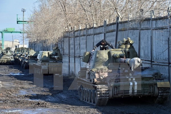 Binh sỹ Ukraine chuyển vũ khí khỏi thành phố Artemivsk thuộc khu vực Donetsk ở miền đông ngày 6/3. (Nguồn: AFP/TTXVN)