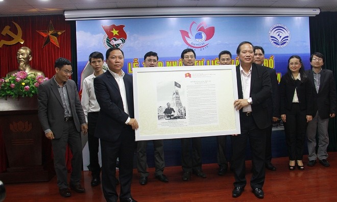 Lãnh đạo Bộ TT&TT trao tặng 180 bộ tư liệu, bản đồ Hoàng Sa, Trường Sa cho T.Ư Đoàn và T.Ư Hội LHTN Việt Nam