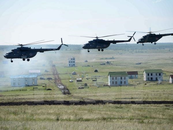 Trực thăng quân đội Nga tham gia một cuộc tập trận bắn đạn thật. Nguồn: THX/TTXVN