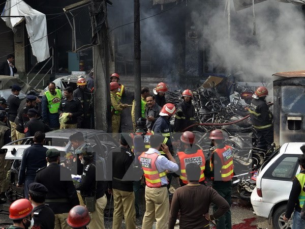 Cảnh sát Pakistan điều tra tại hiện trường một vụ đánh bom. (Ảnh: AFP/TTXVN)