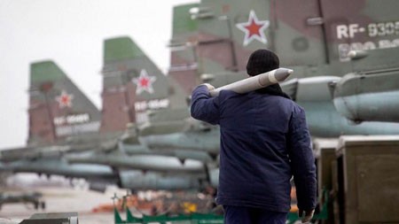 Một lính Nga mang tên lửa trong một cuộc tập trận ở miền nam - Nga Ảnh: Reuters