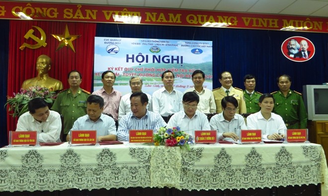 Phát biểu tại lễ ký kết, ông Nguyễn Văn Huyện, Cục trưởng Cục đường bộ Việt nam cho rằng xe quá tải là kẻ thù phá đường.