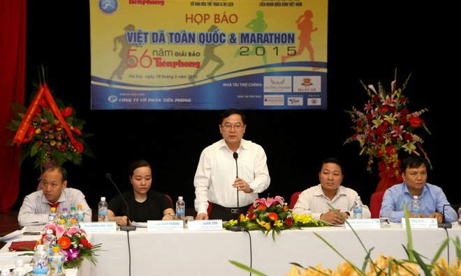 Ông Lê Xuân Sơn - Tổng biên tập Báo Tiền Phong, Trưởng ban tổ chức giải phát biểu tại buổi họp báo