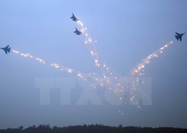 Đội bay nhào lộn "Hiệp sỹ" của Không quân Nga bay biểu diễn trên máy bay phản lực SU-27. (Nguồn: AFP/TTXVN)