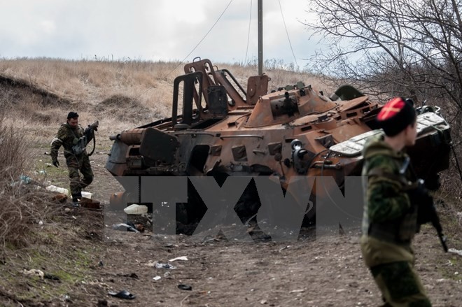 Xe quân sự Ukraine bị phá hủy trong cuộc giao tranh với lực lượng ly khai ở thành phố miền đông Metalist ngày 23/3. 
