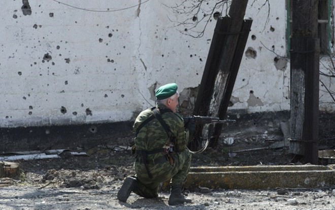 Một tay súng của lực lượng ly khai trên đường phố phía trước thị trấn Shirokino, cách Mariupol 10km về phía Đông, ngày 20/3,(Nguồn: AFP)