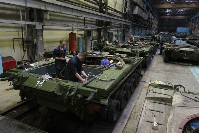 Một xưởng sản xuất xe tăng của Nga tại Siberia. (Nguồn: Reuters)