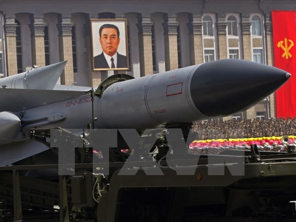 Tên lửa đất đối không SA-5 của Triều Tiên tham gia lễ diễu binh quân đội tại Bình Nhưỡng ngày 15/4/2012. (Nguồn: Yonhap/TTXVN)