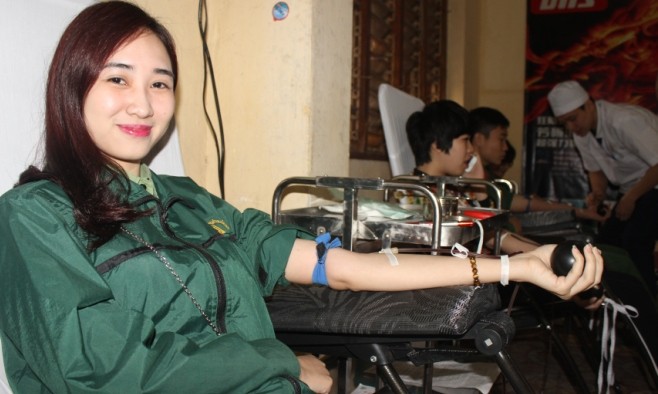 Ngắm nữ học viên xinh đẹp hiến máu cứu người