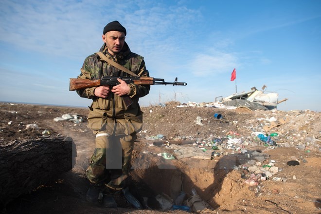 Tay súng ly khai miền Đông Ukraine làm nhiệm vụ tại làng Frunze thuộc vùng Lugansk. (Nguồn: AFP/TTXVN)