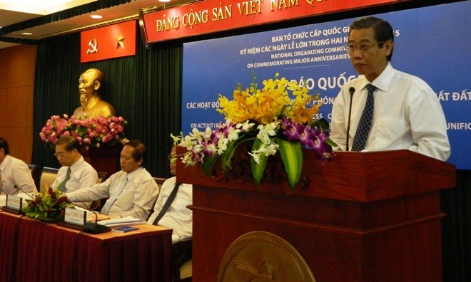 Phó Chủ tịch UBND TPHCM Hứa Ngọc Thuận trả lời câu hỏi của báo chí