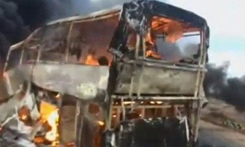 Xe buýt đâm xe tải rồi cháy rụi, 18 người thiệt mạng