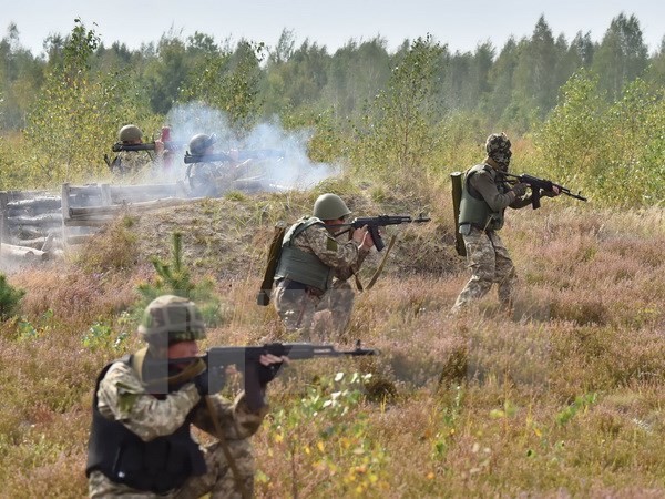 Lính dù Ukraine tham gia một cuộc diễn tập quân sự. (Nguồn: AFP/TTXVN_