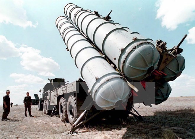 Tên lửa phòng không S300 của Nga chuẩn bị được phóng thử tại trung tâm huấn luyện quân sự ở Nga năm 1996. (Nguồn: AFP/TTXVN)