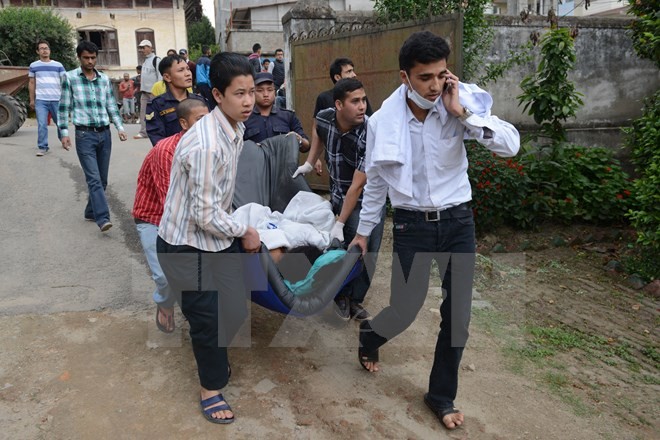 Nhân viên y tế Nepal chuyển các nạn nhân bị thương sau trận động đất ngày 25/4 đi chữa trị tại khu vực Lalitpur, ngoại ô Kathmandu. (Ảnh: AFP/TTXVN)