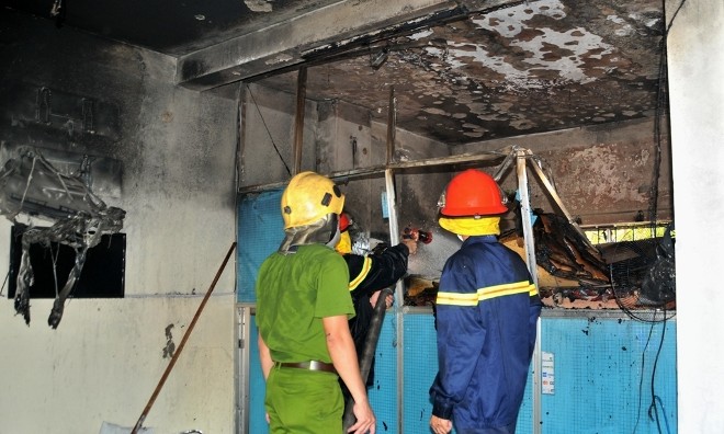 Hiện trường vụ cháy tại siêu thị điện máy Nghệ Tĩnh. Ảnh: Cẩm Kỳ