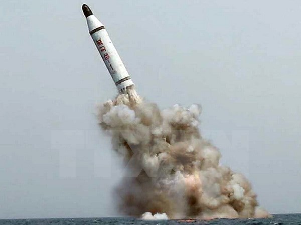 Triều Tiên bắn thử thành công một loại tên lửa đạn đạo phóng từ tàu ngầm. (Ảnh: Yonhap/TTXVN)