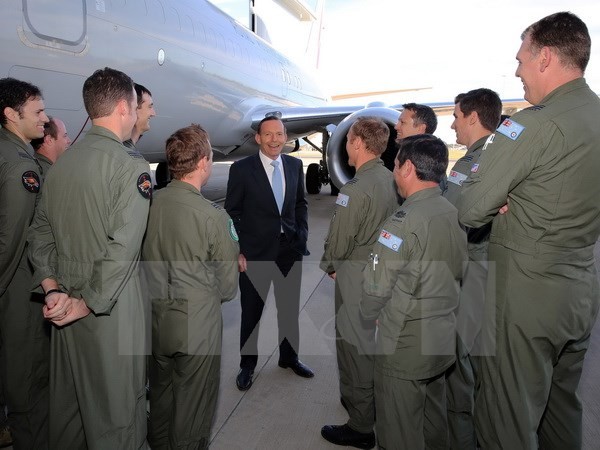 Ngày 18/9, Thủ tướng Australia Tony Abbott (giữa) thăm hỏi và động viên các binh sỹ chuẩn bị sẵn sàng tham gia liên minh quốc tế do Mỹ dẫn đầu trong cuộc chiến chống lại IS. (Nguồn: AFP/TTXVN) 