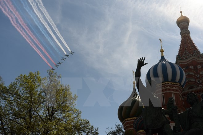 Các máy bay phun khói ba màu trắng xanh, đỏ - màu của quốc kỳ Nga trong lễ duyệt binh kỷ niệm 70 năm Ngày Chiến thắng ở thủ đô Moskva. (Nguồn: AFP/TTXVN)