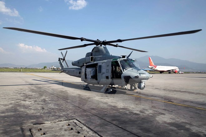 Máy bay cứu hộ UH-1Y Huey của quân đội Mỹ chở hàng cứu trợ tại sân bay quốc tế Tribhuvan ở thủ đô Kathmandu của Nepal. (Ảnh: AFP/TTXVN)