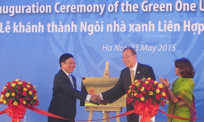 Phó Thủ tướng, Bộ trưởng Ngoại giao Phạm Bình Minh và Tổng thư ký LHQ Ban Ki-moon cắt băng khánh thành hôm 23/5. Ảnh: Bình Giang