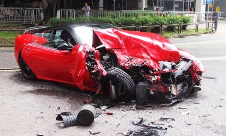 Ferrari 599 nát bét sau tai nạn. Ảnh: SCMP
