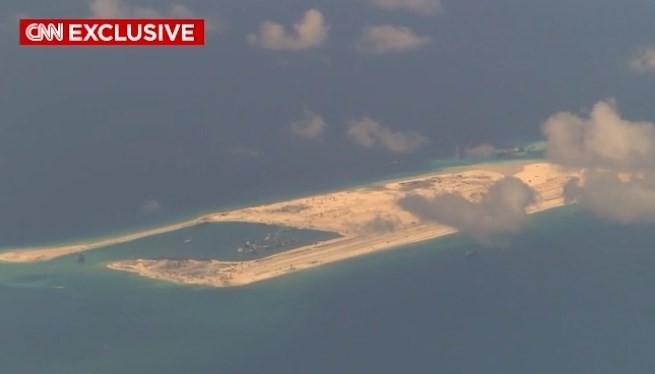 Công trình đảo nhân tạo mà Trung Quốc xây dựng trái phép ở Biển Đông nhìn từ máy bay do thám Mỹ. (Nguồn: CNN)