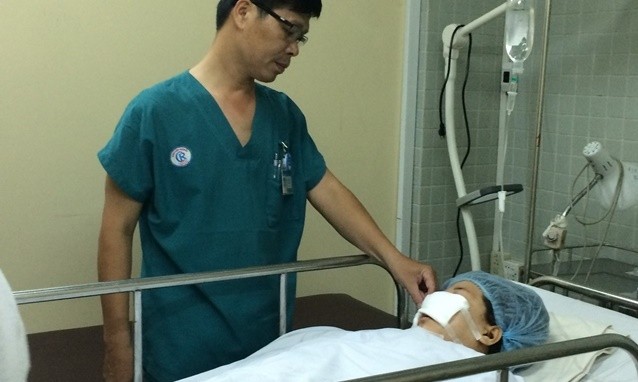 Chị Nguyễn Thị Châu Phú (27 tuổi) bị thương nặng, đang điều trị tại Bệnh viện Chợ Rẫy TPHCM. Ảnh: Quốc Ngọc