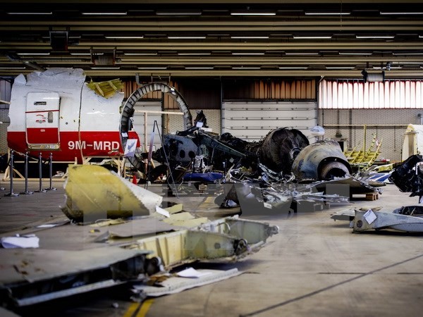 Các mảnh vỡ máy bay MH17 tại căn cứ không quân ở Rijen.Nguồn: AFP/TTXVN