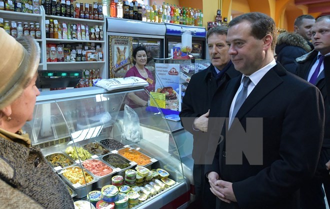 Thủ tướng Nga Dmitry Medvedev (thứ 3, phải) trò chuyện với người dân tại một cửa hàng thực phẩm ở Voronezh. (Nguồn: AFP/TTXVN)